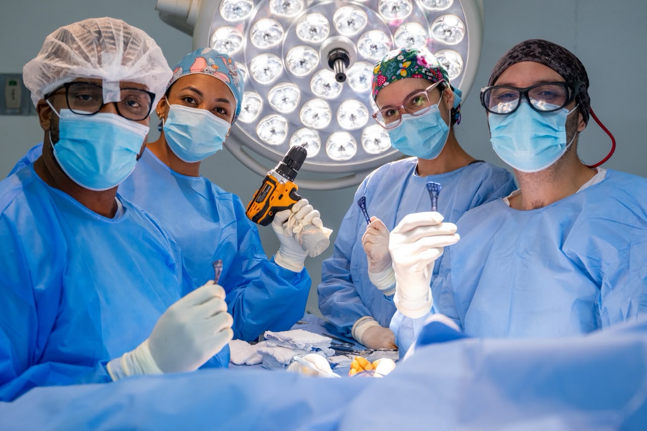 Equipo médico durante una jornada quirúrgica